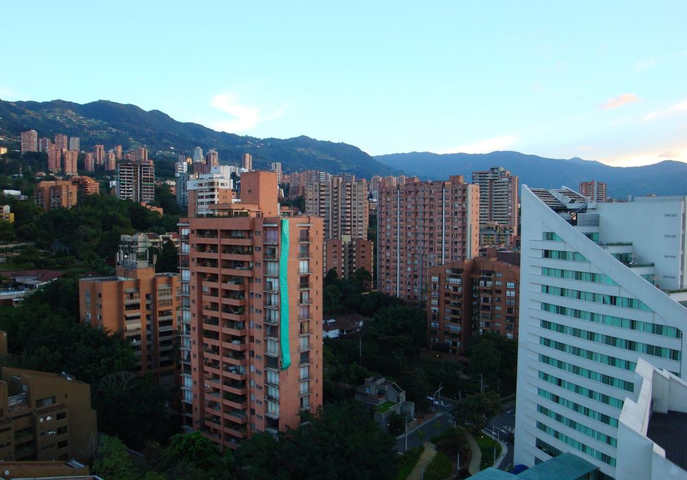 Edificios de apartamentos entre árboles